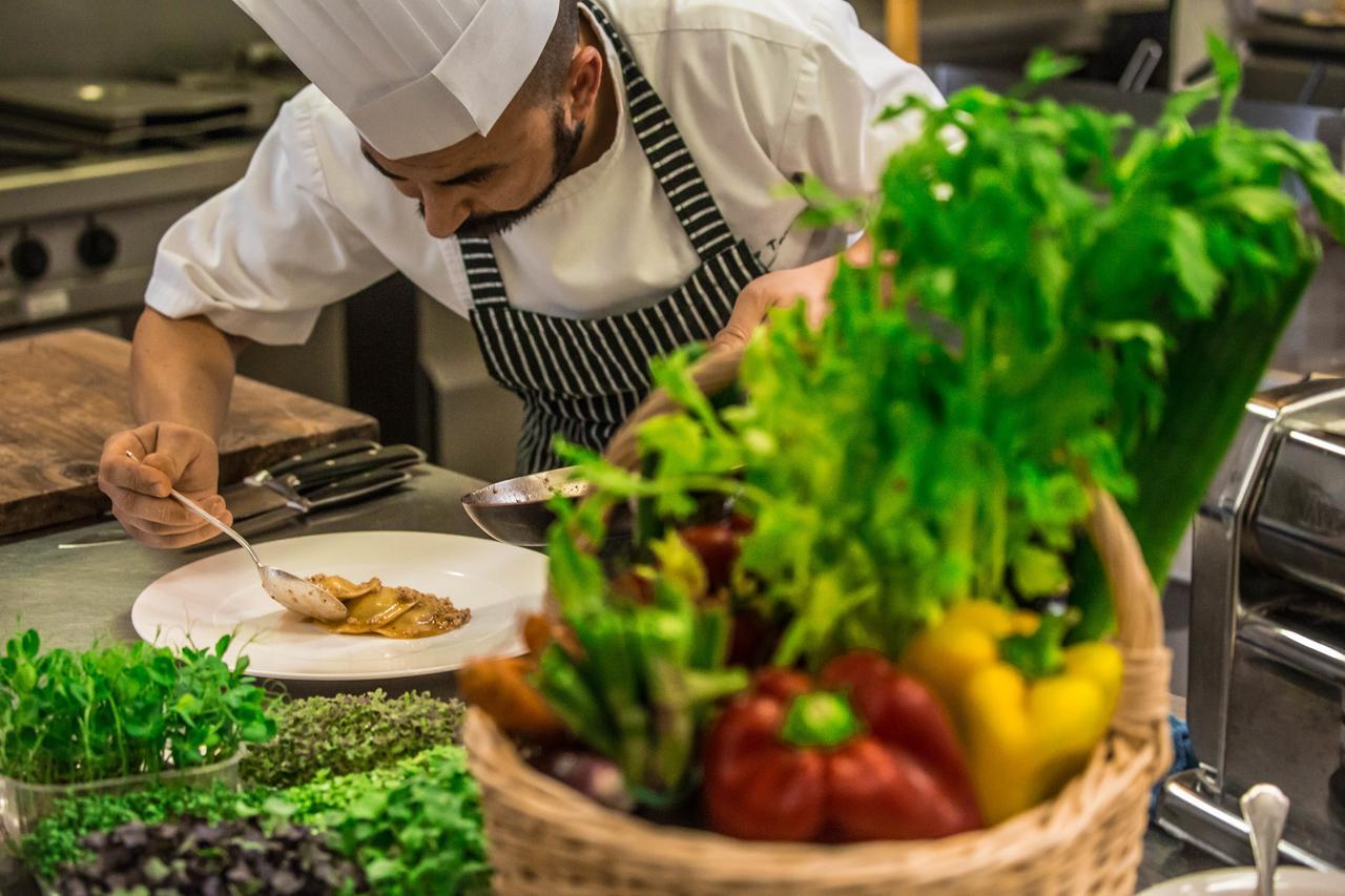 Bagni Di Pisa Palace & Thermal Spa - The Leading Hotels Of The World San Giuliano Terme Ngoại thất bức ảnh A chef preparing a dish
